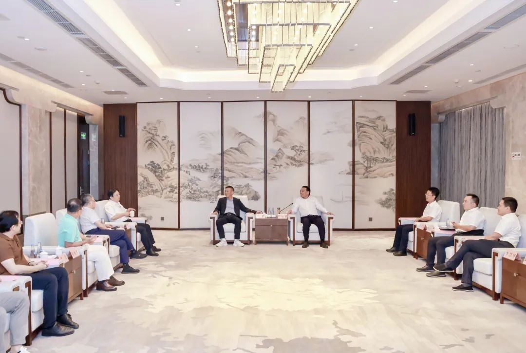 江西省萍鄉(xiāng)市委副書(shū)記、市長(zhǎng)熊運(yùn)浪會(huì)見(jiàn)天高集團(tuán)李平總裁一行